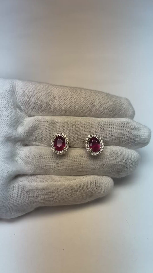 Boucles d'oreilles serties de rubis et de diamants de 8.50 cts en or blanc 14 carats