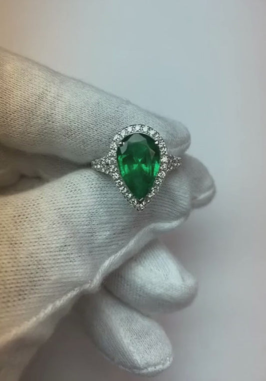 Alliance de 3.50 ct avec émeraude verte et diamants taille poire