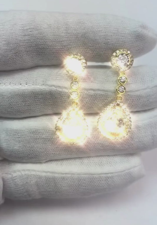 Boucle d'oreille lustre en or jaune avec diamants de taille poire de 6 carats
