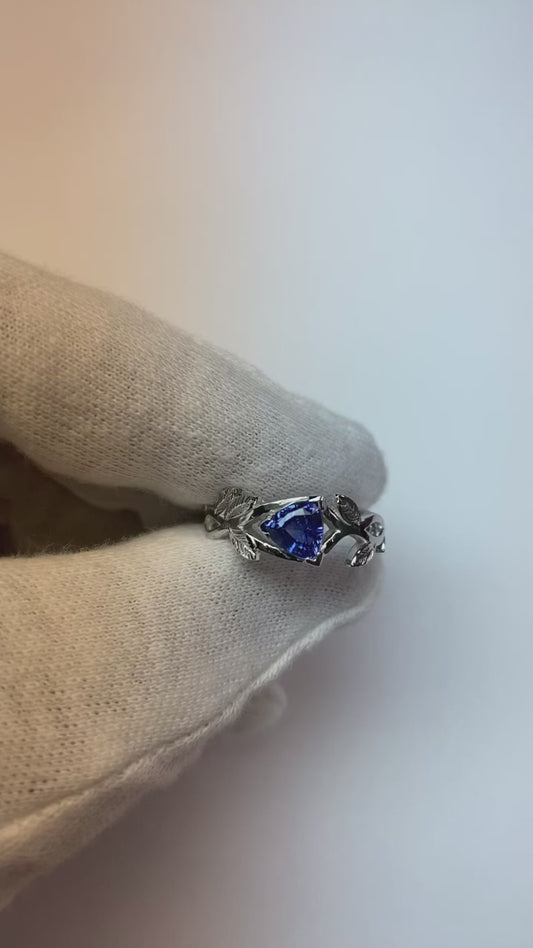 Bague en saphir bleu pour femme. solitaire. trillion. style feuille 1 carat