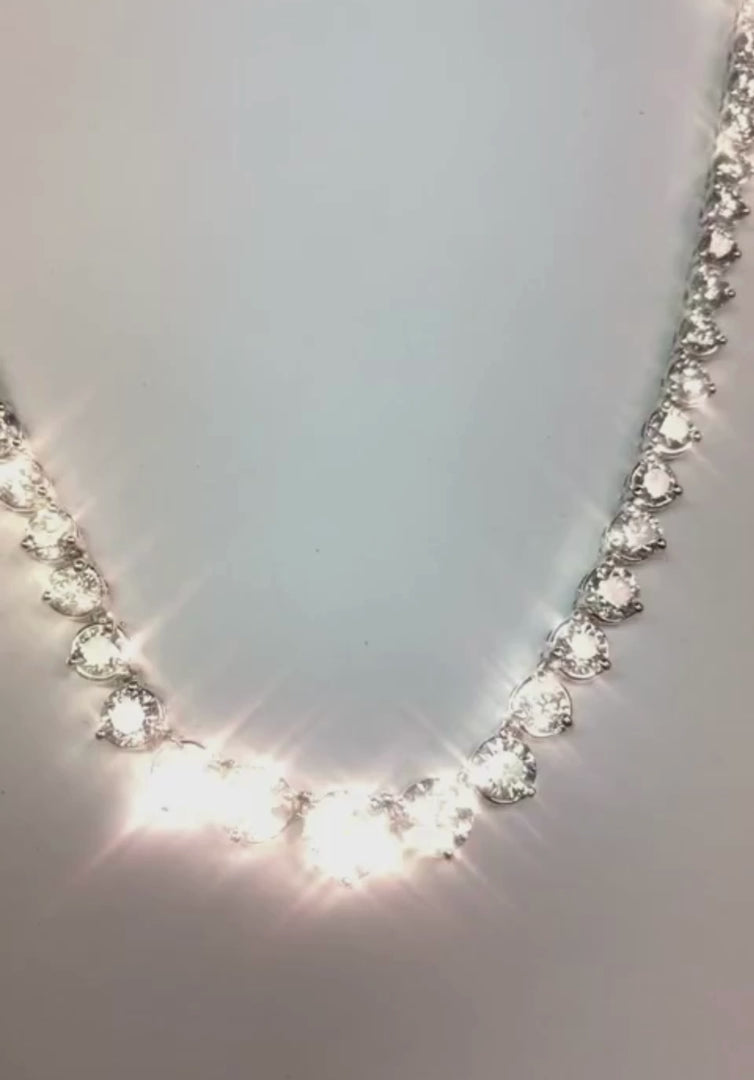 Collier élégant en diamants extraits de la terre ronde