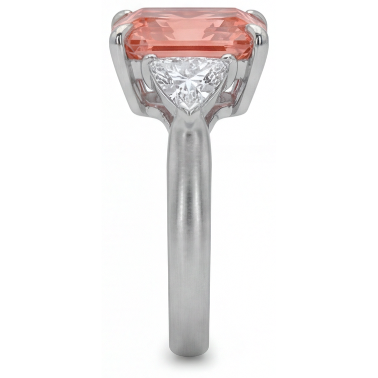 Bague cathédrale trois pierres en or 14 carats avec véritable saphir Padparadscha couleur pêche de 3,4 carats taille radiant et trilliants blancs