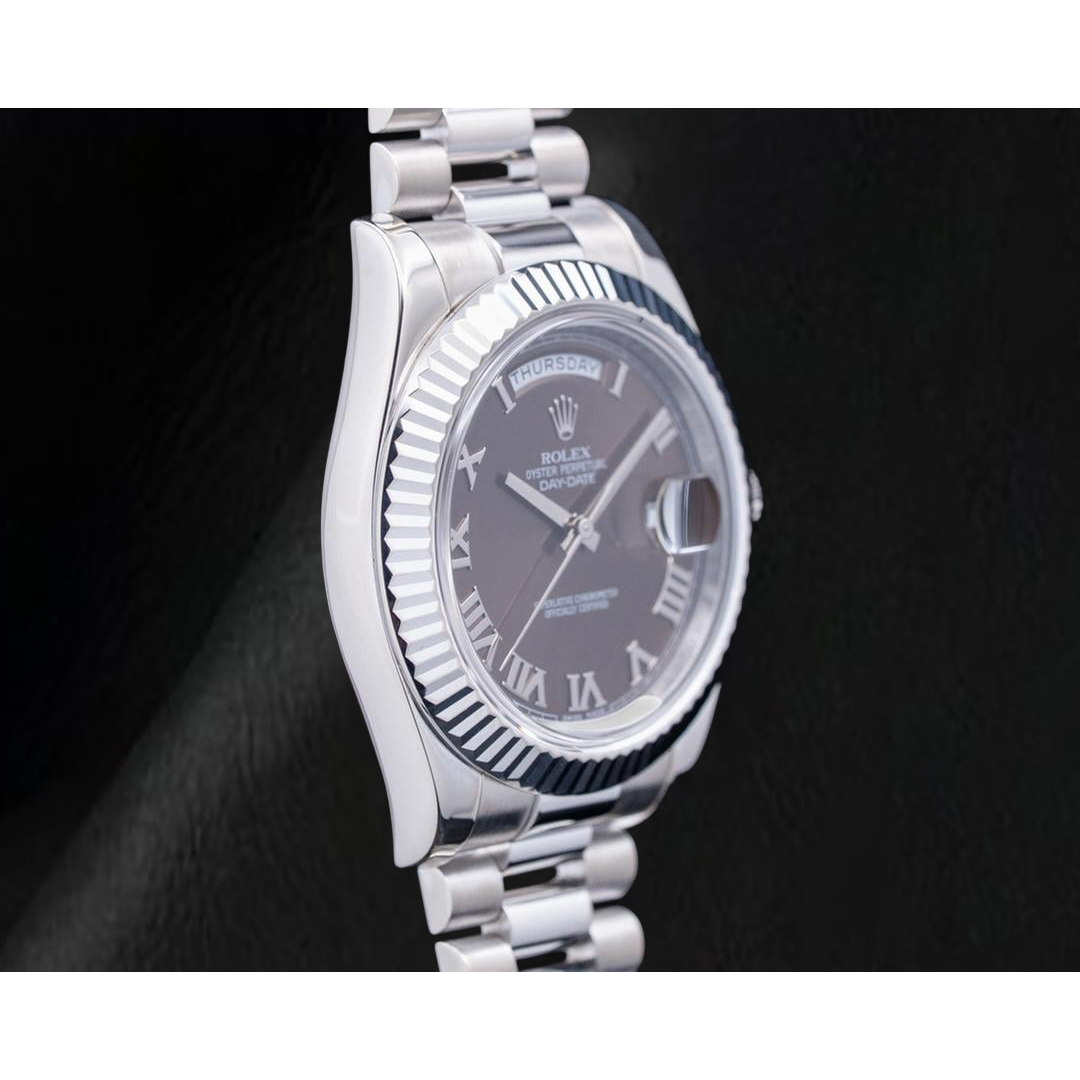 Rolex 41 mm Day-Date II 218239 Cadran Chocolat Chiffres Romains Bracelet President en Or Blanc 18 Carats