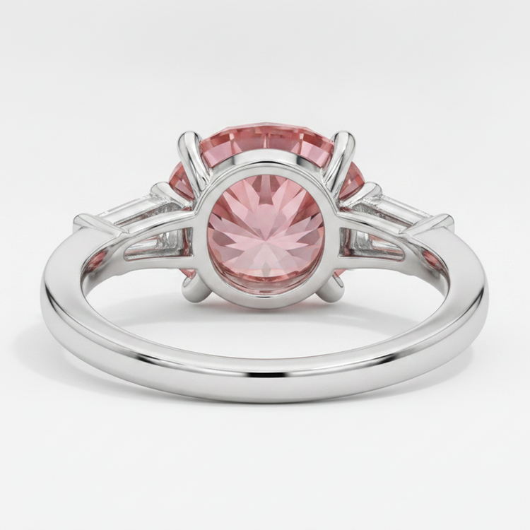 Bague trois pierres en platine avec véritable saphir Padparadscha rond de 3,1 carats et baguettes blanches