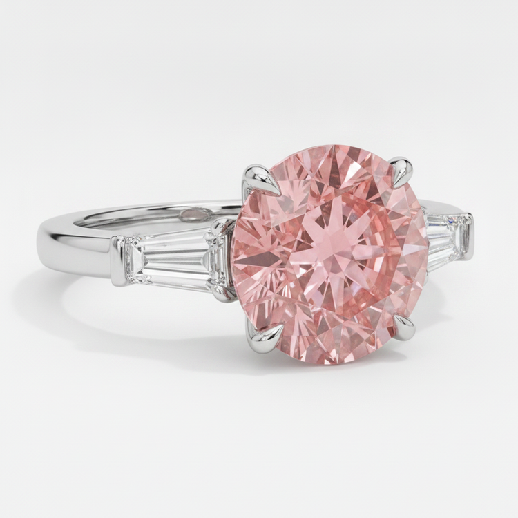 Bague trois pierres en platine avec véritable saphir Padparadscha rond de 3,1 carats et baguettes blanches