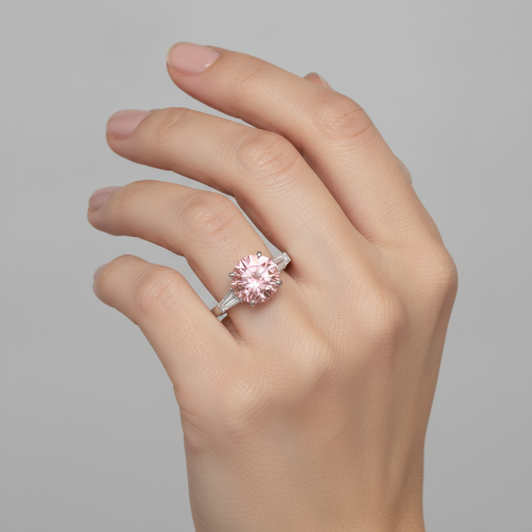 Bague trois pierres en platine avec véritable saphir Padparadscha rond de 3,1 carats et baguettes blanches