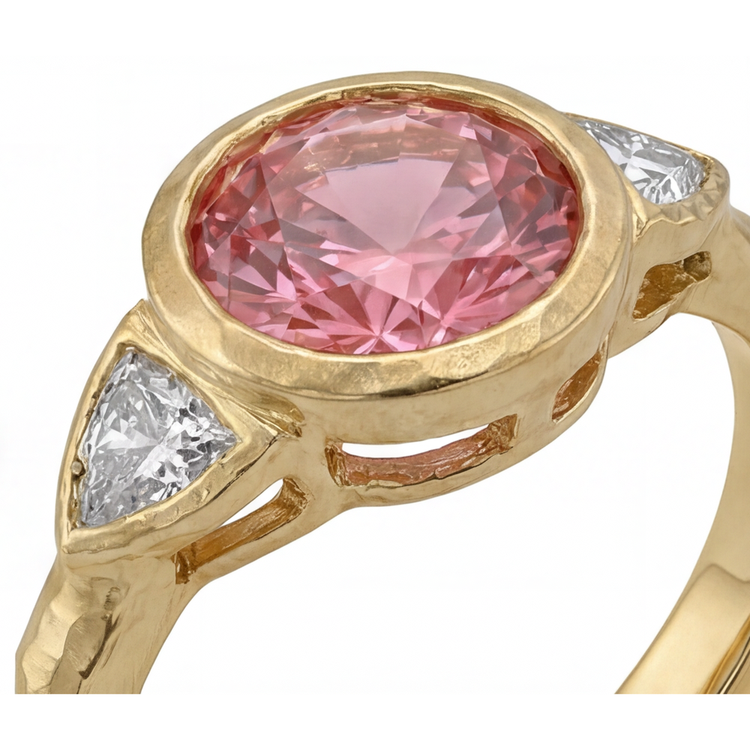 Bague Padparadscha trois pierres en Or Jaune 14 carats, saphir rond naturel de 2,6 carats et trilliants blancs, lunette