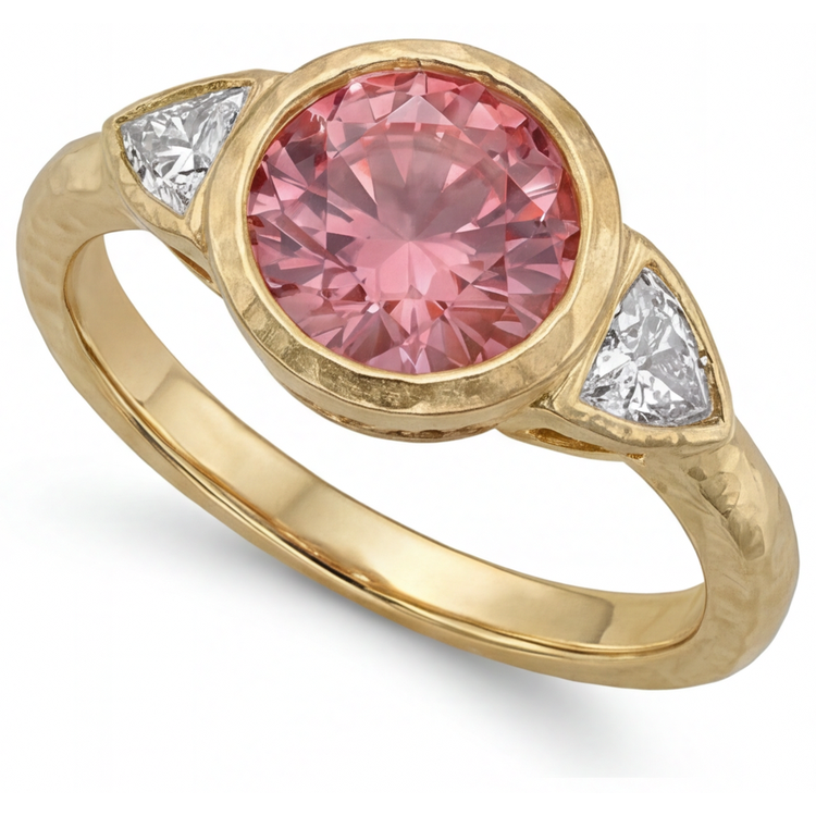 Bague Padparadscha trois pierres en Or Jaune 14 carats, saphir rond naturel de 2,6 carats et trilliants blancs, lunette