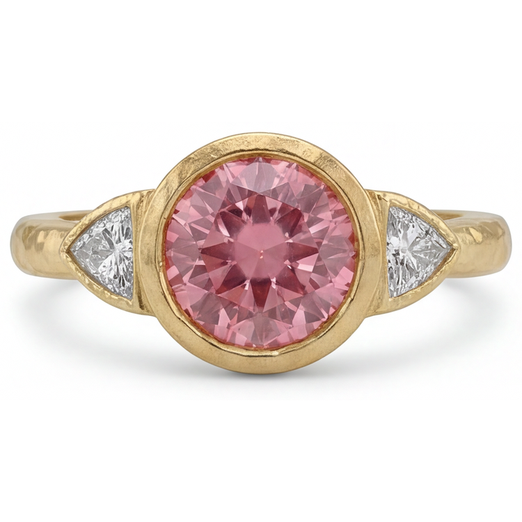 Bague Padparadscha trois pierres en Or Jaune 14 carats, saphir rond naturel de 2,6 carats et trilliants blancs, lunette