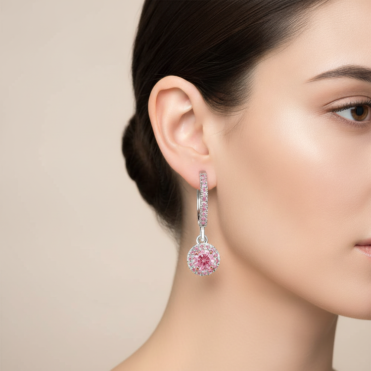 Boucles d'oreilles dormeuses halo en or blanc 14K avec diamants roses de laboratoire ronds 1,5 carat pavés