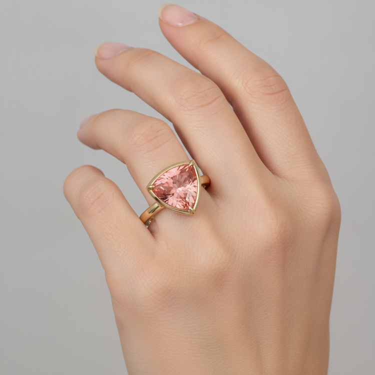 Bague Solitaire Saphir Padparadscha Naturel Taille Trillion 2,5 Carats en Or Jaune 14 Carats