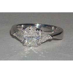 2.75 carats. Bague trois pierres diamant taille ovale et trilliant Nouveau