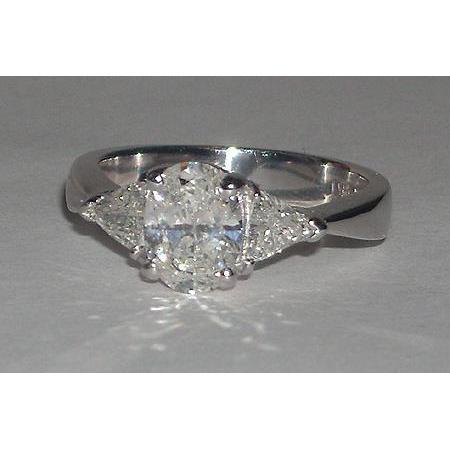 2.75 carats. Bague trois pierres diamant taille ovale et trilliant Nouveau - HarryChadEnt.FR
