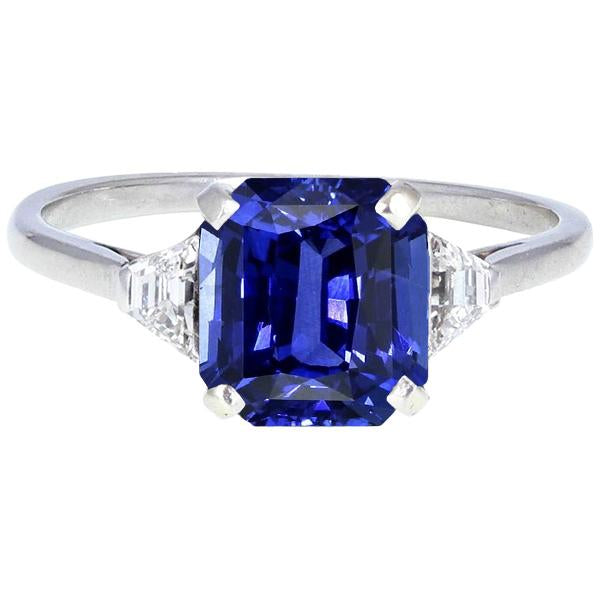 bague 3 pierres saphir bleu radiant & diamants trapèze 3.50 carats