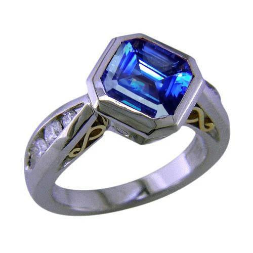 Bague en or bicolore avec lunette en tanzanite radiante et diamants de 3.75 carats - HarryChadEnt.FR