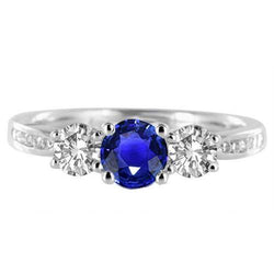 Bague Saphir Bleu Diamant Rond Style 3 Pierres Avec Accents 2 Carats