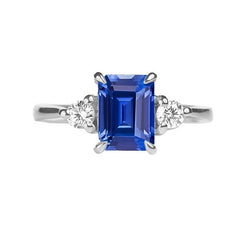 Bague de fiançailles trois pierres émeraude saphir du Sri Lanka 2.50 carats