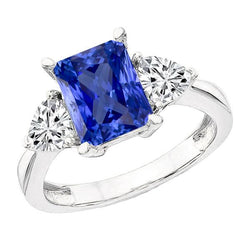 Bague de pierres précieuses en saphir radiant avec trillion de diamants. tige conique 3 carats