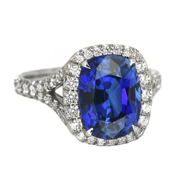 Bague diamant ovale halo saphir bleu 5.50 carats tige fendue pavée - HarryChadEnt.FR