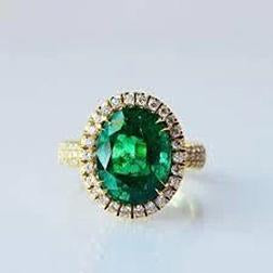 Bague émeraude verte taille ovale 4 ct avec halo de diamants en or jaune 14 carats - HarryChadEnt.FR