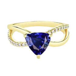 Bague en diamant avec pierres précieuses en forme de trillion. tige fendue en saphir 2.50 carats