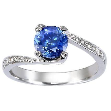 Bague en diamant rond avec saphir du Sri Lanka de 2.50 ct taille brillant en or blanc - HarryChadEnt.FR