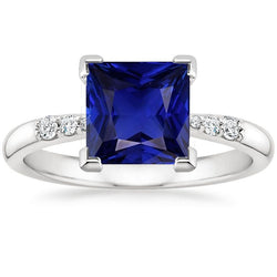Bague en or avec pierres précieuses avec accents taille princesse saphir bleu 5.25 carats