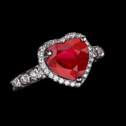 Bague en or blanc 4.5 carats rubis taille coeur rouge et diamants