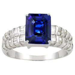 Bague en or blanc avec saphir de Ceylan de 7.51 ct et émeraude et diamants baguette