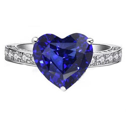 Bague en pierres précieuses pour dames. saphir et diamants taillés en cœur. bijoux 3 carats