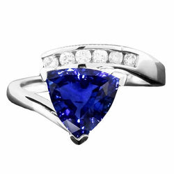 Bague en saphir bleu avec trillion de diamants ronds sertis de canaux de tension 2 carats