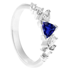 Bague en saphir bleu et diamants avec trillion en V de pierres précieuses 1 carat