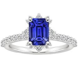 Bague en saphir bleu et diamants. solitaire émeraude de 4.25 carats avec accents