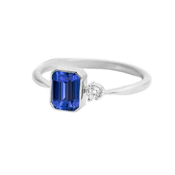 Bague en saphir bleu serti de diamants ronds. tige conique 1.75 carats