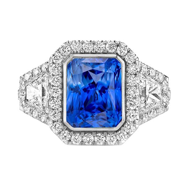 Bague en saphir bleu serti lunette Halo 4.50 carats trapèze et diamant rond - HarryChadEnt.FR