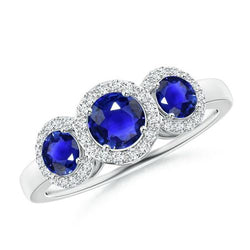 Bague en saphir de Ceylan avec halo de diamants et 3 pierres en or blanc de 4.50 carats