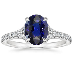 Bague ovale en pierre précieuse saphir bleu profond avec des bijoux d'accents 3.75 carats