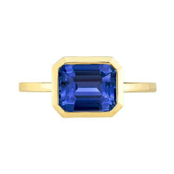 Bague sertie lunette saphir de Ceylan émeraude solitaire 2 carats or jaune