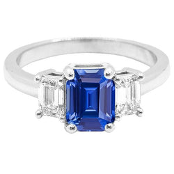 Bague trois pierres saphir bleu émeraude et diamants 2.50 carats