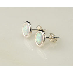 Boucles d'oreilles en or blanc 14K avec lunette ronde sertie d'opale 8 ct