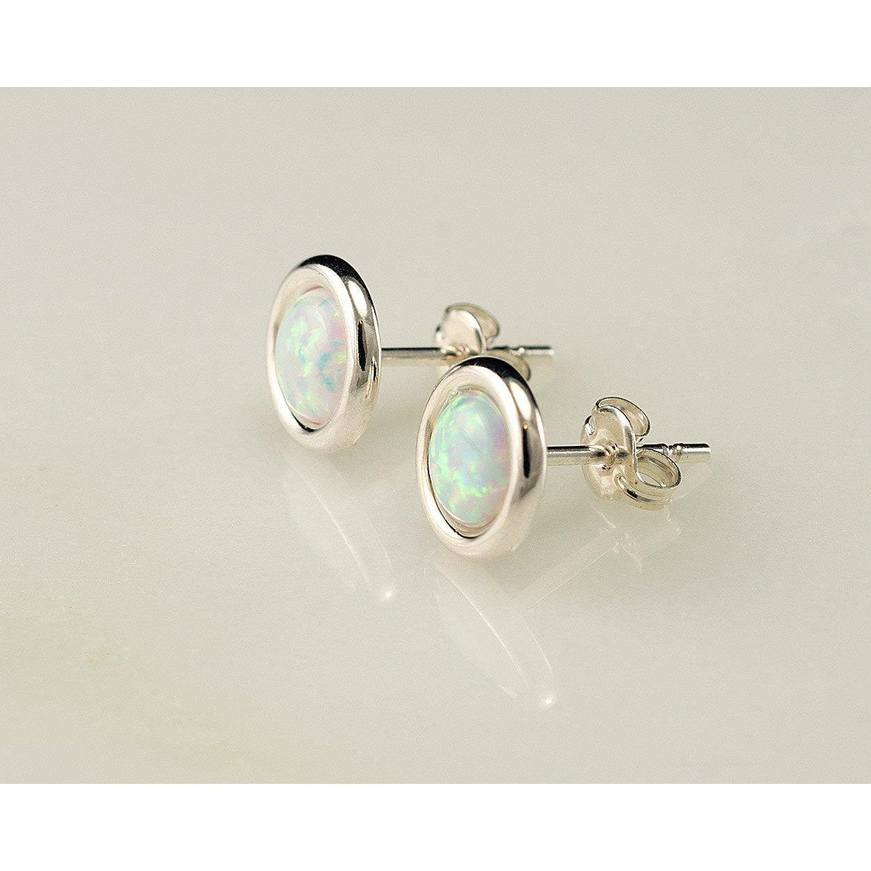Boucles d'oreilles en or blanc 14K avec lunette ronde sertie d'opale 8 ct - HarryChadEnt.FR