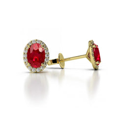 Boucles d'oreilles rubis ovales de 5.20 carats avec diamants ronds et halo