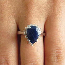 Saphir bleu taille poire de 1.75 ct avec bague en diamant Lady Gold